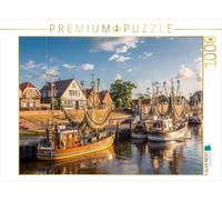 Puzzle · Un Bateau de pêche au Crabe dans Le Port de Greetsiel, en Frise | orientale, en Basse-Saxe · Des bateaux de pêche traditionnels… · 1000 pièces · Format assemblé 64 × 48 cm · CALVENDO Puzzle
