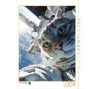 Puzzle · Un Chat Astronaute Devant Une Station Spatiale dans l'espace | Un chat curieux en combinaison spatiale flotte devant la… · 1000 pièces · Format assemblé 64 × 48 cm · CALVENDO Puzzle
