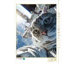 Puzzle · Un Chat Astronaute Devant Une Station Spatiale dans l'espace | Un chat curieux en combinaison spatiale flotte devant la… · 1000 pièces · Format assemblé 64 × 48 cm · CALVENDO Puzzle
