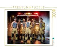 Puzzle · Un Incendie sur Le Terrain? Pas de problème | Une flamme dans le cœur, bien sûr · Des pompiers et des… · 2000 pièces · Format assemblé 90 × 67 cm · CALVENDO Puzzle