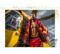 Puzzle · Un médecin urgentiste séduisant avec Un Six-Pack Devant Un | hélicoptère de sauvetage · Un médecin musclé et sexy en tenue… · 1000 pièces · Format assemblé 64 × 48 cm · CALVENDO Puzzle