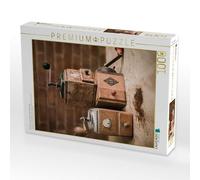 Puzzle · Un Motif du Calendrier Vieux Moulin à café | avec du café moulu devant un mur de briques · 1000 pièces · Format assemblé 64 × 48 cm · CALVENDO Puzzle