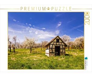 Puzzle · Une cabane à Cerises Sert à entreposer Le matériel au Milieu d'un | verger de cerisiers · 2000 pièces · Format assemblé 90 × 67 cm · CALVENDO Puzzle