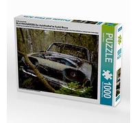Puzzle · Une Illustration tirée du Calendrier BILKYRKOGÅRDEN | Le cimetière de voitures de Kyrkö Mosse · Baignoire Ford 17 M… · 1000 pièces · Format assemblé 64 × 48 cm · CALVENDO Puzzle