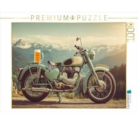 Puzzle · Une Moto Ancienne avec Une chope de bière Devant Un Panorama Alpin | Une moto nostalgique avec une chope de bière pleine sur le… · 1000 pièces · Format assemblé 64 × 48 cm · CALVENDO Puzzle