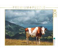 Puzzle · Une Vache Rouge-Brun-Blanc se Tient tranquillement dans Un pré | d'alpage avec une vue magnifique sur les montagnes · Une vérita… · 1000 pièces · Format assemblé 64 × 48 cm · CALVENDO Puzzle