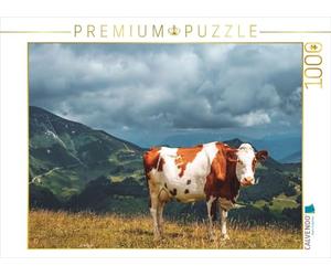 Puzzle · Une Vache Rouge-Brun-Blanc se Tient tranquillement dans Un pré | d'alpage avec une vue magnifique sur les montagnes · Une vérita… · 1000 pièces · Format assemblé 64 × 48 cm · CALVENDO Puzzle