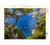 Puzzle · Vue sur la Punta de Masullo, à Capri | Un décor côtier méditerranéen de rêve, avec des pins noueux se… · 2000 pièces · Format assemblé 90 × 67 cm · CALVENDO Puzzle