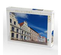 Puzzle · Wismar, Dankwartstraße | Farbenfrohe Häuserzeile mit tiefblauem Himmel · 1000 pièces · Format assemblé 64 × 48 cm · CALVENDO Puzzle
