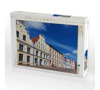 Puzzle · Wismar, Dankwartstraße | Farbenfrohe Häuserzeile mit tiefblauem Himmel · 2000 pièces · Format assemblé 90 × 67 cm · CALVENDO Puzzle