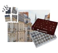 puzzleYOU : Calendrier de l'Avent | « Vue de Rue des Beaux immeubles d'habitation et du clocher de l'église dans la Ville de Nantes »