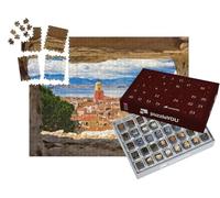 puzzleYOU : Calendrier de l'Avent | « Vue sur Le clocher de l'église et Les Vieux toits du Village de Saint Tropez à Travers Une fenêtre en Pierre »