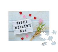 puzzleYOU : Puzzle de 100 pièces « Boîte Lumineuse avec « Happy Mothersday » sur Fond de Bois et Une Fleur »
