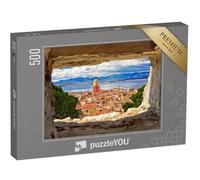 puzzleYOU : Puzzle de 500 pièces « Vue sur Le clocher de l'église et Les Vieux toits du Village de Saint Tropez à Travers Une fenêtre en Pierre »