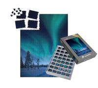 puzzleYOU : Smart Sorted® | Puzzle Photo 1000 pièces « Lune et aurores boréales en Finlande, avec Les rochers de Pallas en arrière-Plan »
