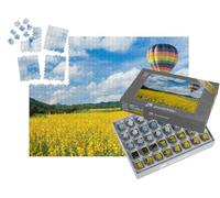 puzzleYOU : Smart Sorted® | Puzzle Photo 1000 pièces « Montgolfière au-Dessus de Champs de Fleurs Jaunes, à l'arrière-Plan Une Moyenne Montagne »