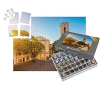puzzleYOU : Smart Sorted® | Puzzle Photo 1000 pièces « Place Centrale avec Tour et église dans Le Village côtier d'Antibes sur la Côte d'Azur en France »