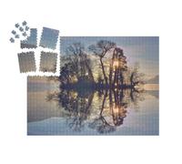 puzzleYOU : Smart Sorted® | Puzzle Photo 1000 pièces « Reflet matinal des Arbres sur Une Petite île du lac d'Annecy France. »