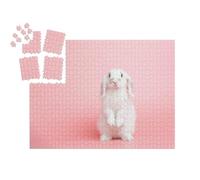 puzzleYOU : Smart Sorted® | Puzzle Photo 1000 pièces « Un Lapin Blanc aux Oreilles Pendantes Pose sur Un Fond Rose »