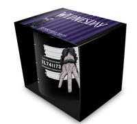 Pyramid International Tasse en céramique noire de qualité supérieure Mercredi Saison 2 (Fernando Fingertips) 315 ml - Cadeau pour fan de l'émission télévisée gothique