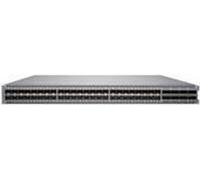 QFX5120-48Y, airflow out, redondance des PSU AC et des FAN Livré avec les fonctionnalités S/W de base