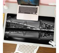 QRFASFZO Tapis de Souris Gaming - 30x80 cm - Tapis de Souris Esports - Ne Glisse jamais - Couverture complète du Bureau - Pont de Brooklyn et Skyline de Manhattan la Nuit en Noir et Blanc