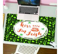 QRFASFZO Tapis de Souris Gaming - 30x80 cm - Tapis de Souris Esports - Ne Glisse jamais - Couverture complète du Bureau - Citation, Embrasse-Moi, Je suis Irlandais, Texte avec des lèvres et du trèfle