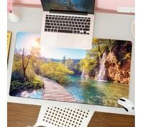 QRFASFZO Tapis de Souris Gaming - 30x80 cm - Tapis de Souris Esports - Ne Glisse jamais - Couverture complète du Bureau - Nature, lac idyllique avec la Cascade Qui descend des collines dans Le