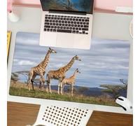 QRFASFZO Tapis de Souris Gaming - 30x80 cm - Tapis de Souris Esports - Ne Glisse jamais - Couverture complète du Bureau - Trois girafes sont Hautes dans avec Un Ciel Dramatique et des Arbres dispers