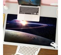 QRFASFZO Tapis de Souris Gaming - 30x80 cm - Tapis de Souris Esports - Ne Glisse jamais - Couverture complète du Bureau - Une planète aux Anneaux et la Terre illuminées par Une étoile lointaine dans