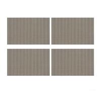 Quatre sets de table combinant 70 % vinyle et 30 % polyester, conçus pour protéger les surfaces de la chaleur et des rayures dans les établissements de restauration (argenté)
