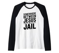Quelque Part Entre Jésus et la Prison Citation drôle Manche Raglan