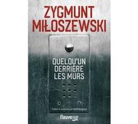 Quelqu'un derrière les murs Zygmunt Miloszewski (Auteur), Kamil Barbarski (Traduction)
