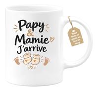quotedazur Café-Croissant - Mug Papy & Mamie J'arrive - Blanc/Céramique | Annoncer une future arrivée avec ce mug adorable.