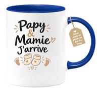 quotedazur Café-Croissant - Mug Papy & Mamie J'arrive - Bleu/Céramique | Annoncer une future arrivée avec ce mug adorable.