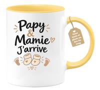 quotedazur Café-Croissant - Mug Papy & Mamie J'arrive - Jaune/Céramique | Annoncer une future arrivée avec ce mug adorable.