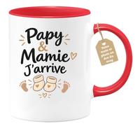 quotedazur Café-Croissant - Mug Papy & Mamie J'arrive - Rouge/Céramique | Annoncer une future arrivée avec ce mug adorable.