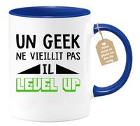 quotedazur Café-Croissant - Mug Personnalisable Texte Photo Humour Anniversaire Un Geek Ne Vieillit Pas Il Level Up - Cadeau Noël Original Adolescent Tasse Nerd Gamer Homme - Bleu/Céramique