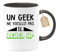 quotedazur Café-Croissant - Mug Personnalisable Texte Photo Humour Anniversaire Un Geek Ne Vieillit Pas Il Level Up - Cadeau Noël Original Adolescent Tasse Nerd Gamer Homme - Noir/Céramique