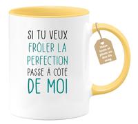 quotedazur Café-Croissant - Mug Personnalisable Texte Photo Humour Si Tu Veux Frôler La Perfection Passe A Côté De Moi - Cadeau Noël Original Tasse Humoristique Chef Homme Femme - Jaune/Céramique