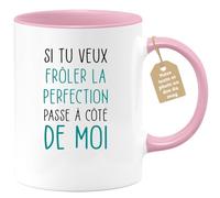 quotedazur Café-Croissant - Mug Personnalisable Texte Photo Humour Si Tu Veux Frôler La Perfection Passe A Côté De Moi - Cadeau Noël Original Tasse Humoristique Chef Homme Femme - Rose/Céramique