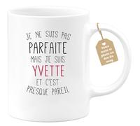 quotedazur Café-Croissant - Mug Personnalisable Texte Photo Tasse Cadeau Noël Je Ne Suis Pas Parfaite Mais Je Suis Yvette Et C'Est Presque Pareil - Blanc/Céramique