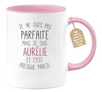 quotedazur Café-Croissant - Mug Personnalisable Texte Photo Tasse Cadeau Noël Je Ne Suis Pas Parfaite Mais Je Suis Aurélie Et C'Est Presque Pareil - Rose/Céramique