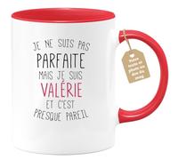 quotedazur Café-Croissant - Mug Personnalisable Texte Photo Tasse Cadeau Noël Je Ne Suis Pas Parfaite Mais Je Suis Valérie Et C'Est Presque Pareil - Rouge/Céramique