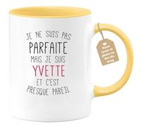 quotedazur Café-Croissant - Mug Personnalisable Texte Photo Tasse Cadeau Noël Je Ne Suis Pas Parfaite Mais Je Suis Yvette Et C'Est Presque Pareil - Jaune/Céramique