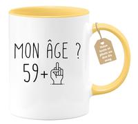 quotedazur Café-Croissant - Mug Personnalisé Humour Anniversaire 60 Ans Mon Âge Doigt Honneur - Cadeau Noël Original Soixantenaire Tasse 1965 Homme Femme - Jaune/Céramique