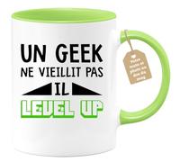 quotedazur Café-Croissant - Mug Personnalisé Humour Anniversaire Un Geek Ne Vieillit Pas Il Level Up - Cadeau Noël Original Adolescent Tasse Nerd Gamer Homme - Vert/Céramique