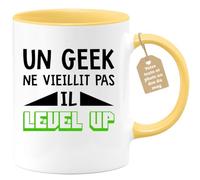 quotedazur Café-Croissant - Mug Personnalisé Humour Anniversaire Un Geek Ne Vieillit Pas Il Level Up - Cadeau Noël Original Adolescent Tasse Nerd Gamer Homme - Jaune/Céramique