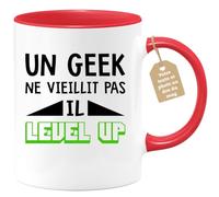 quotedazur Café-Croissant - Mug Personnalisé Humour Anniversaire Un Geek Ne Vieillit Pas Il Level Up - Cadeau Noël Original Adolescent Tasse Nerd Gamer Homme - Rouge/Céramique