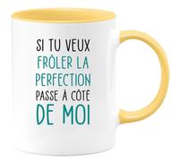 quotedazur Café-Croissant - Mug Personnalisé Humour Si Tu Veux Frôler La Perfection Passe A Côté De Moi - Cadeau Noël Original Tasse Humoristique Chef Homme Femme - Jaune/Céramique